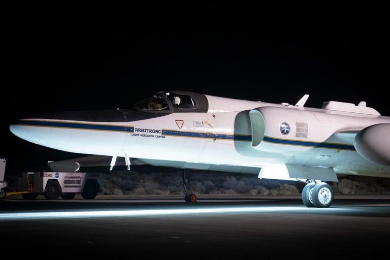 ER-2 ұшағы Ай сәулесін ұстайды