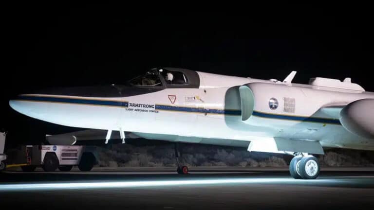 ER-2 ұшағы Ай сәулесін ұстайды