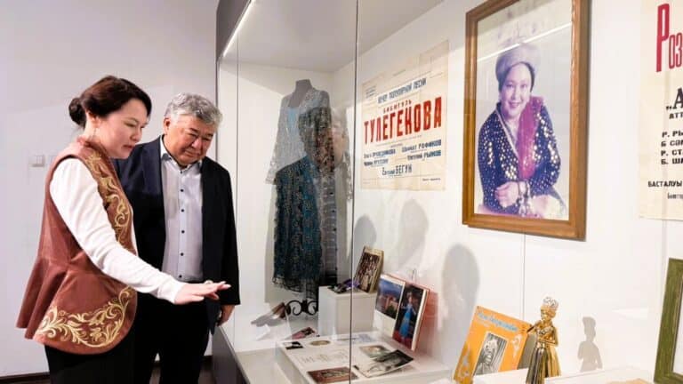 «Мен қазақ қыздарына қайран қалам» көрмесі өтіп жатыр