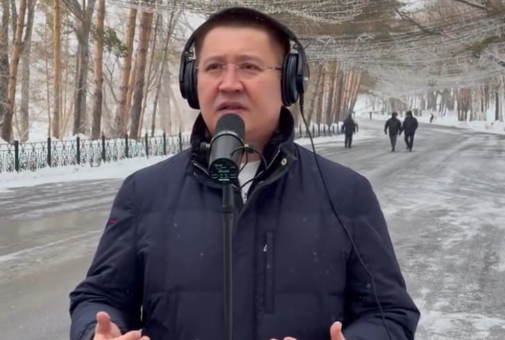 Аким Байханов неожиданно запел о маме на набережной Иртыша