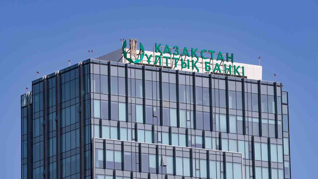 Ұлттық банк ғимаратындағы туды ауыстырып жатқан/фото: kursiv.media