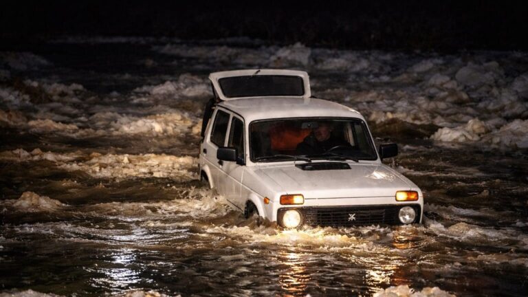 Спасатели вытащили из талых вод автомобиль с людьми в области Абай