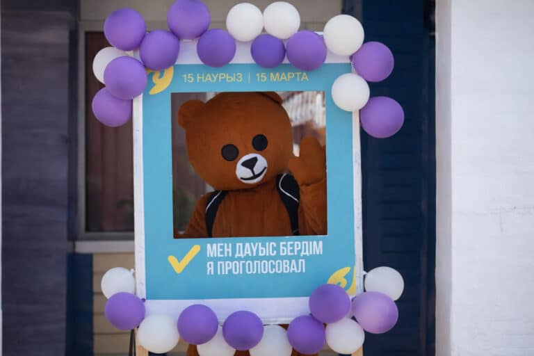 Медведь на лыжах пришел на участок для голосования в Риддере