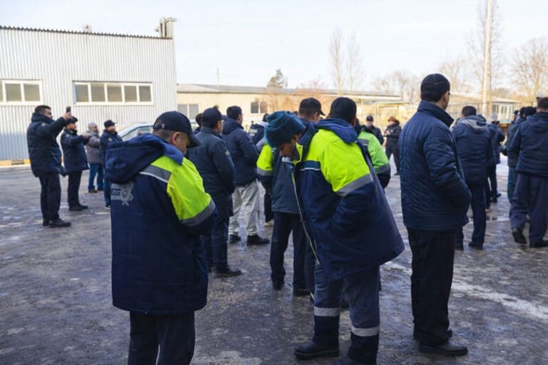 В Астане работники Elorda Eco System устроили протест из-за зарплат и премий