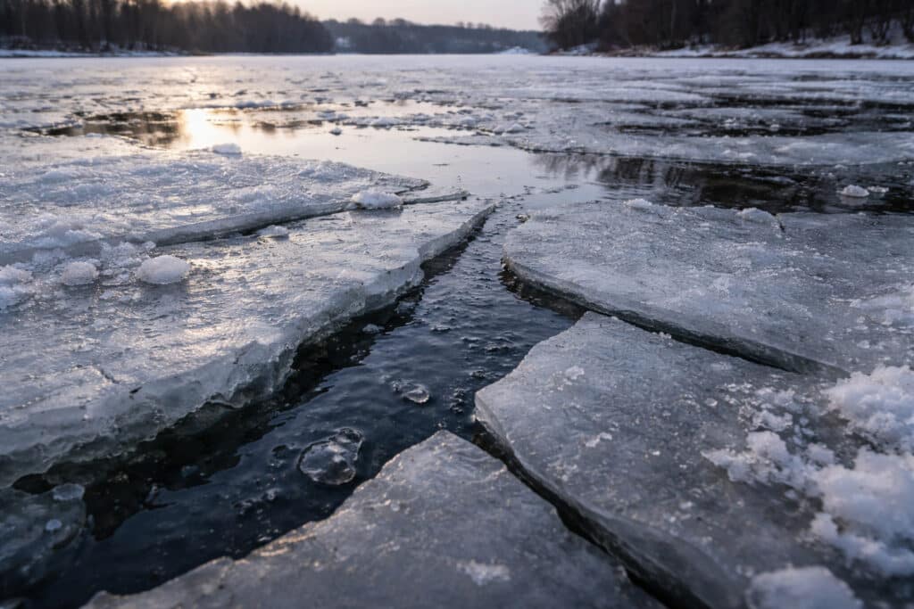 МЧС Казахстана предупредило об опасности выхода на лёд в весенний период