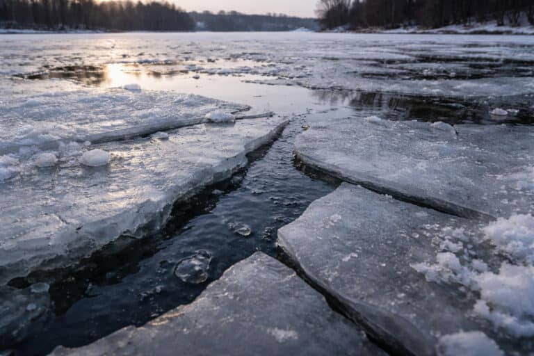 МЧС Казахстана предупредило об опасности выхода на лёд в весенний период