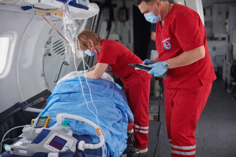 Двух казахстанцев в тяжелом состоянии доставили из Турции одним рейсом