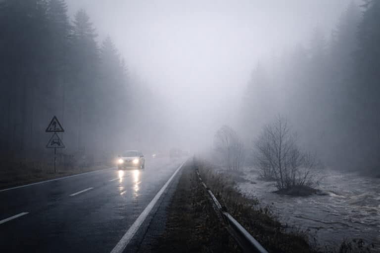 Казахстан накроют туманы, грозы и паводки 30 марта