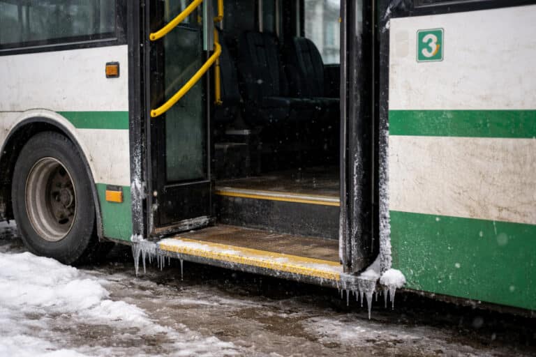 Дверь автобуса сломала руку девочке в Кокшетау