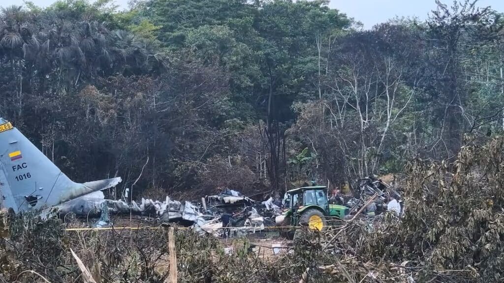 Падение в джунглях: 66 военнослужащих погибли при крушении самолета в Колумбии