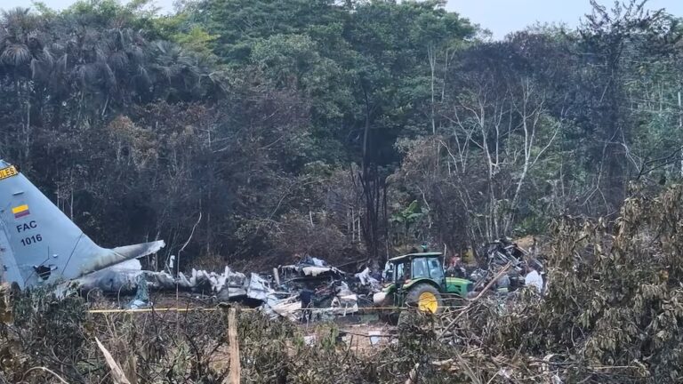 Падение в джунглях: 66 военнослужащих погибли при крушении самолета в Колумбии