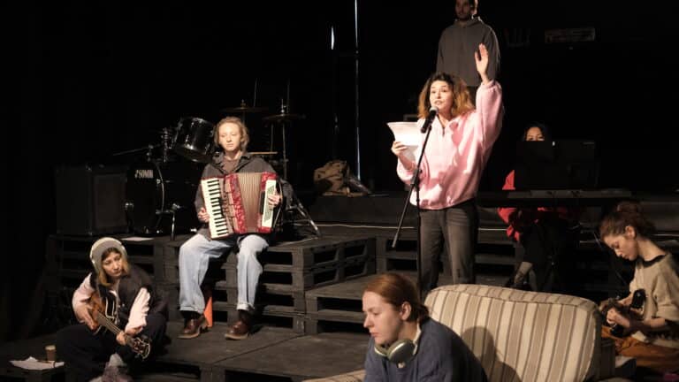 8 Марта в Алматы покажут спектакль про отцов с живой музыкой