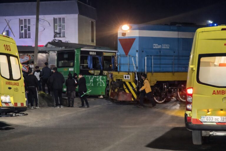 Поезд и автобус столкнулись на железнодорожном переезде под Алматы