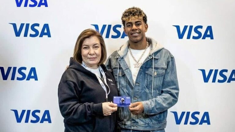 Freedom Bank Ламин Ямальға өзі бейнеленген картасын табыстады