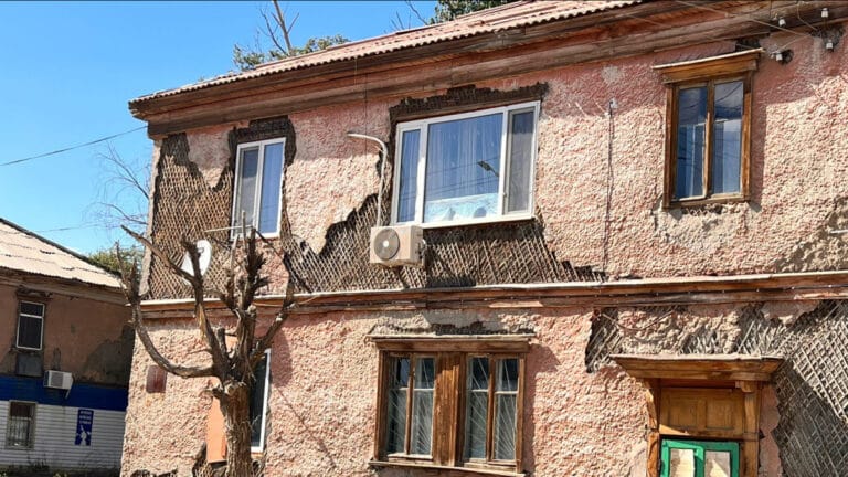 Елде 50 мың адам өмірге қауіпті, апатты үйде тұрады