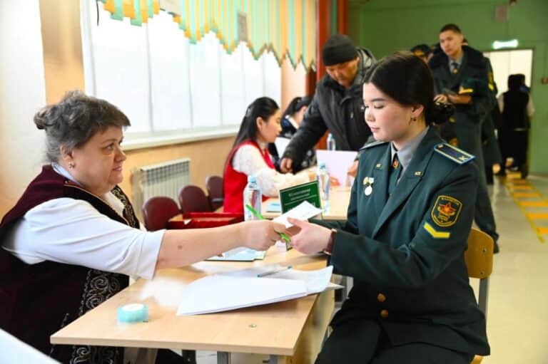 Более двух тысяч казахстанских военных проголосовали за рубежом