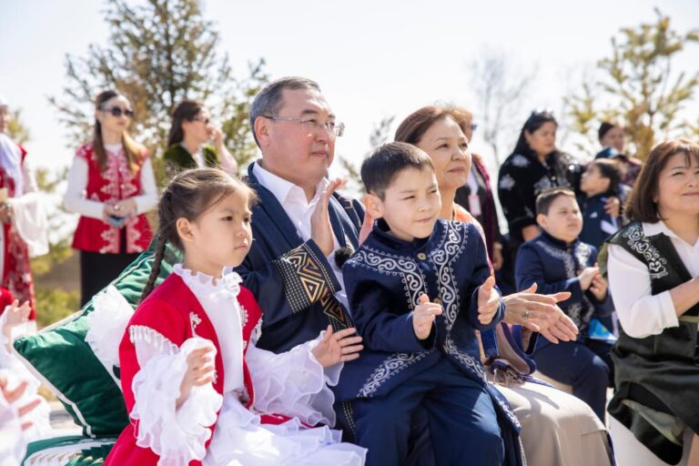 Марат Султангазиев поздравил детей с Наурызом и поддержал их творческие инициативы