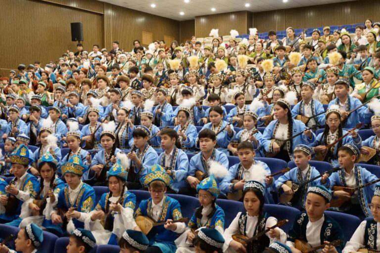 Полмиллиона детей одновременно сыграли кюи по всему Казахстану