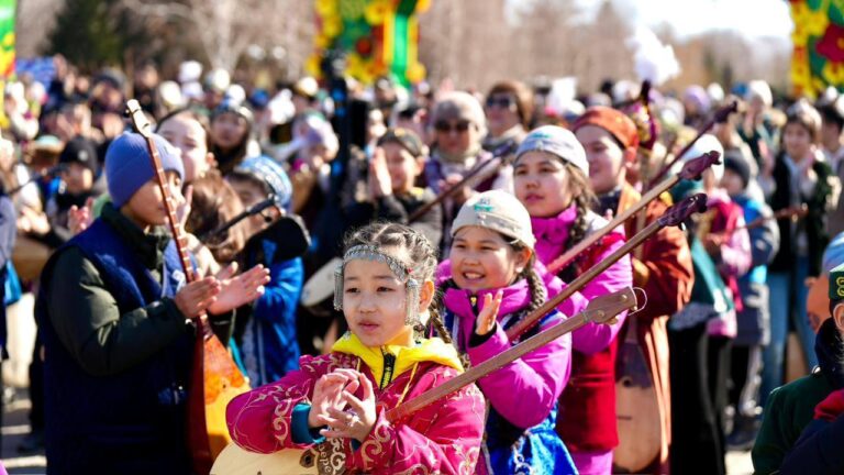 Домбристы из ВКО попали в Книгу рекордов Гиннесса