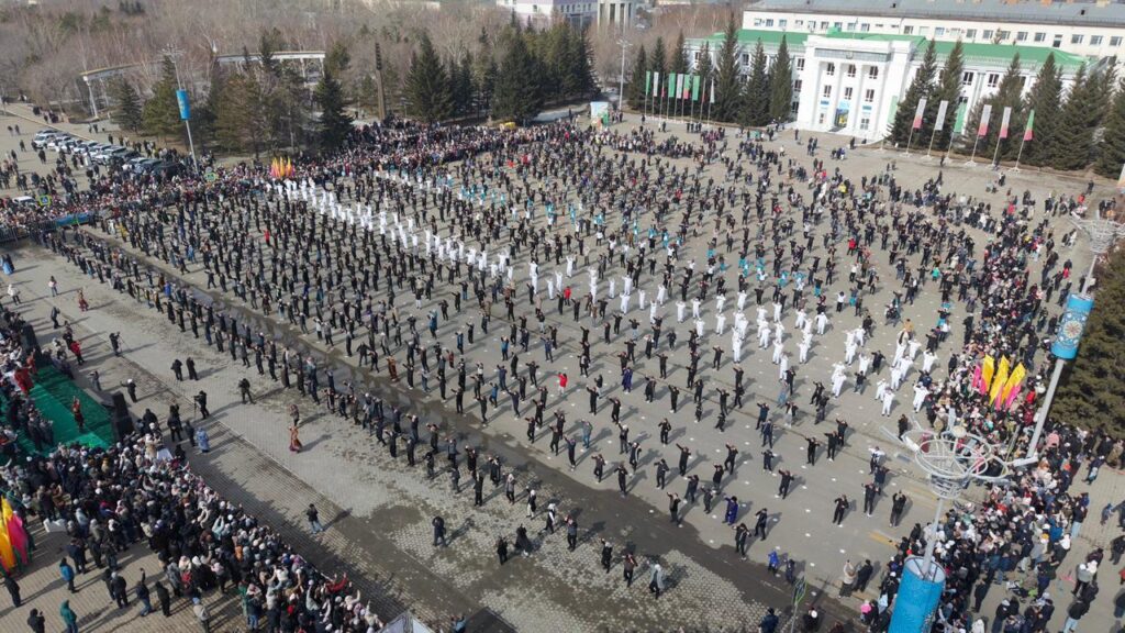 В Кокшетау поставили рекорд: более двух тысяч человек синхронно исполнили қара жорға