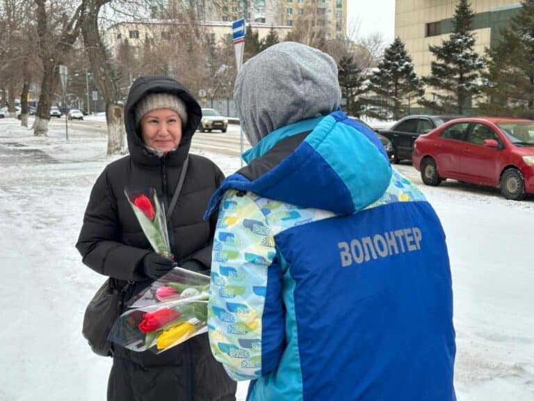 В Астане прошла праздничная акция с раздачей тюльпанов женщинам