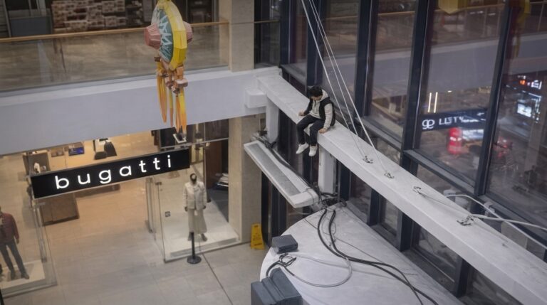 Подросток получил травмы после падения с высоты в ТРЦ Атырау