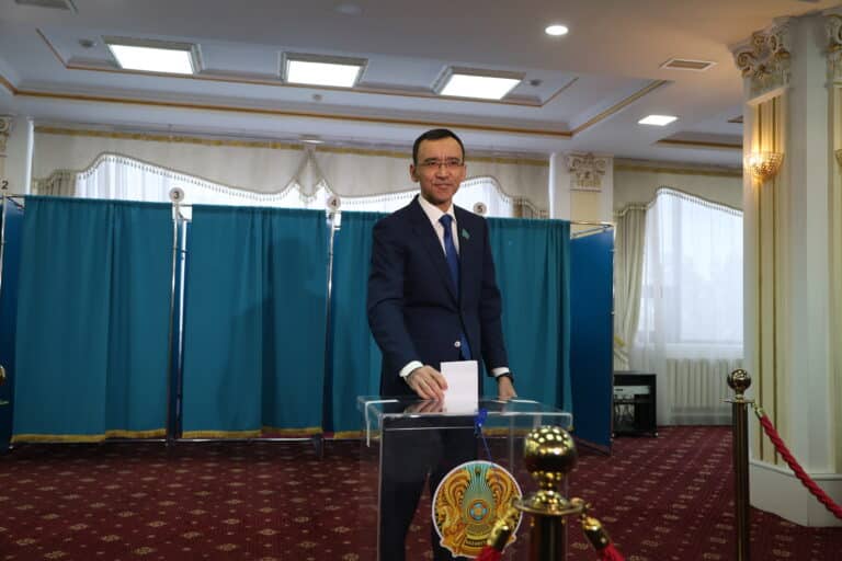 Спикер сената Маулен Ашимбаев проголосовал на референдуме по Конституции