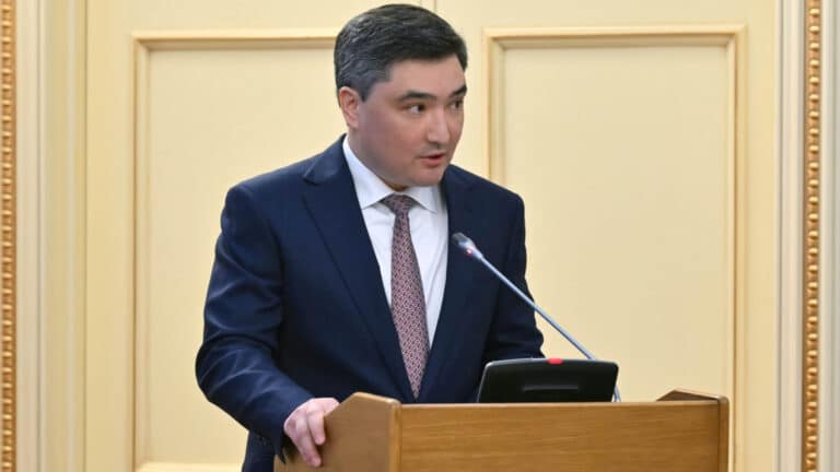 Бектенов отчитал зампреда «Байтерека», не ответившего на вопрос о Qazreestr