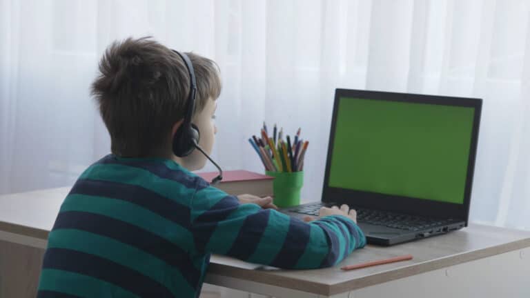 Половину учеников второй смены перевели на дистанционку в Астане 