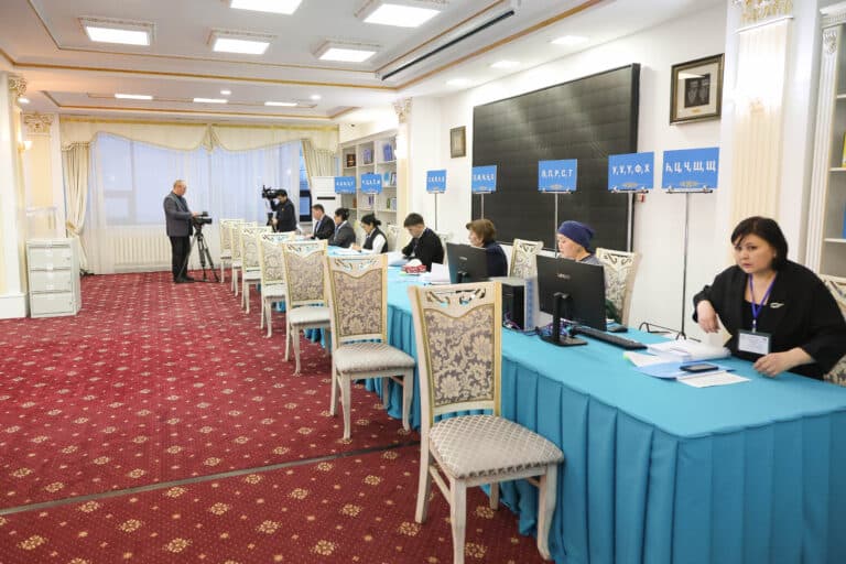 Референдум по новой Конституции: явка избирателей на 12:00