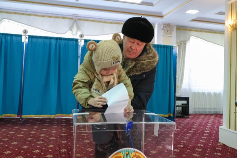 Почти 52% казахстанцев приняли участие в референдуме по новой Конституции