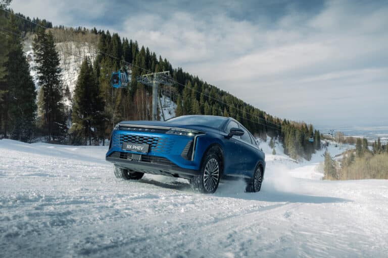 Exeed RX PHEV испытали в горах Алматы на льду и глубоком снегу