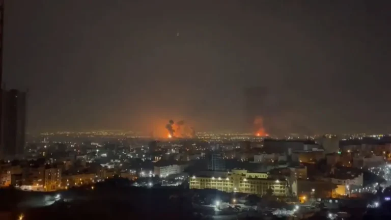 Аэропорт Мехрабад загорелся в Тегеране после авиаударов Израиля и США