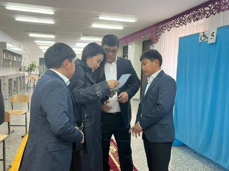 В Мангистау проголосовали родители близнецов по имени Касым и Жомарт