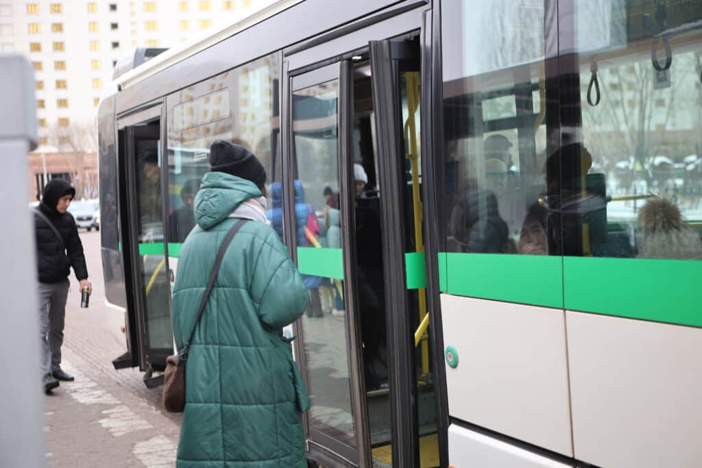 Ақтау және Атырауда қоғамдық көлікте жол жүру тегін болады