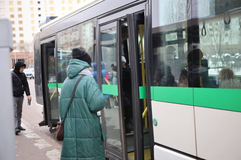Ақтау және Атырауда қоғамдық көлікте жол жүру тегін болады
