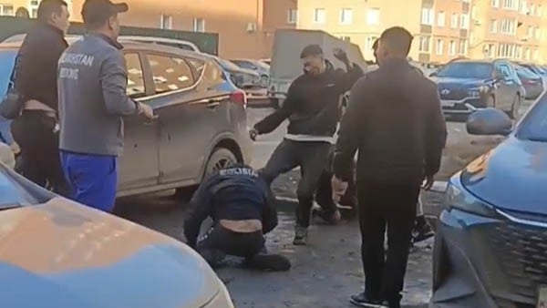 Қостанайда ішімдік ішкен бірнеше жігіт полицейді соққыға жықты