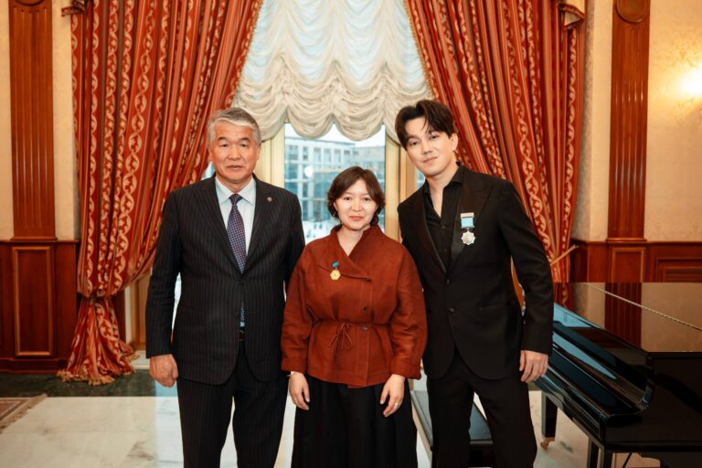 Димаш Кудайберген и Самал Еслямова получили награды ТЮРКСОЙ