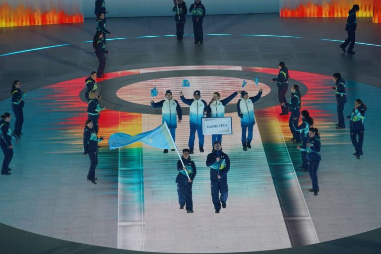 Казахстанские паралимпийцы гордо пронесли флаг страны в Италии на открытии Игр