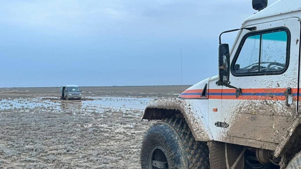 Микроавтобус с людьми на двое суток застрял в грязи в Кызылординской области