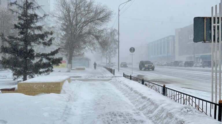 ДТП на мосту и летающий постамат: в Павлодарской области фиксируют ЧП в непогоду