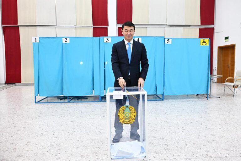 Аким Алматы Дархан Сатыбалды проголосовал на референдуме