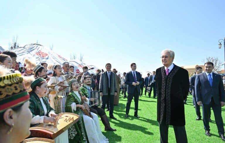 Токаев поучаствовал в народных гуляньях в честь Наурыза в Туркестане
