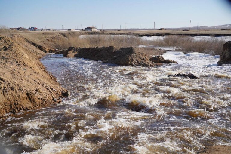 Паводки набирают силу: в Акмолинской области срочно усиливают дамбы и гидросооружения