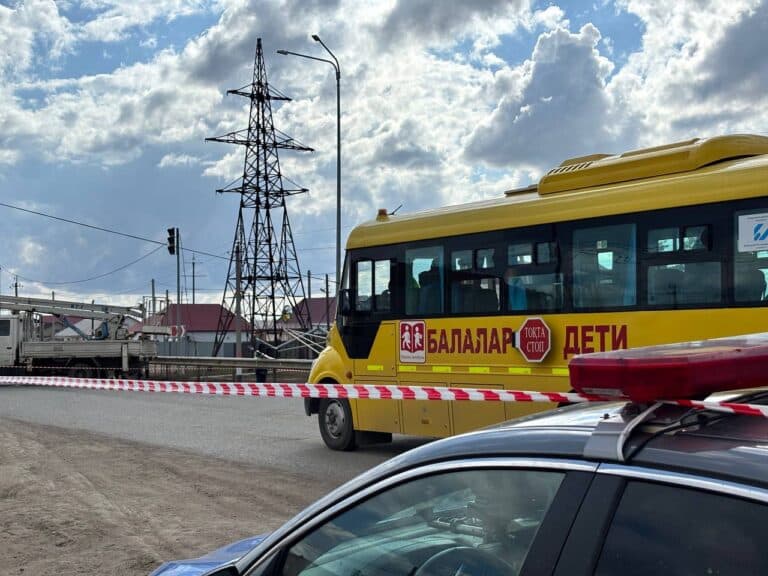 После ДТП со школьным автобусом в ЗКО в больницу доставили 24 ребенка