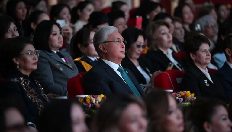 Токаев посетил концерт в честь 8 Марта в театре «Астана Опера»