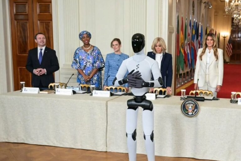 Мелания Трамп Ақ үйде жиналғандарға гуманоид роботты таныстырды – видео