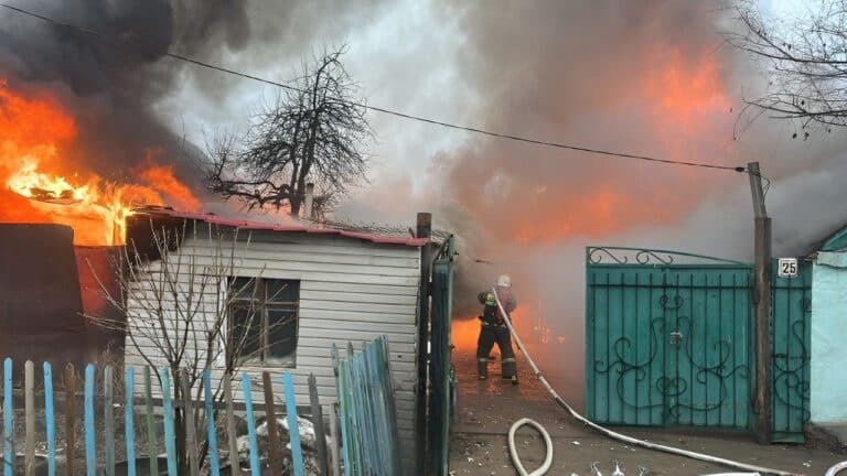 Спасатели вытащили женщину из горящего дома в Уральске