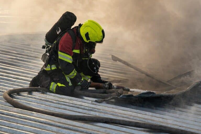 В Алматы потушили крышу строящегося здания у рынка «Кенжехан»