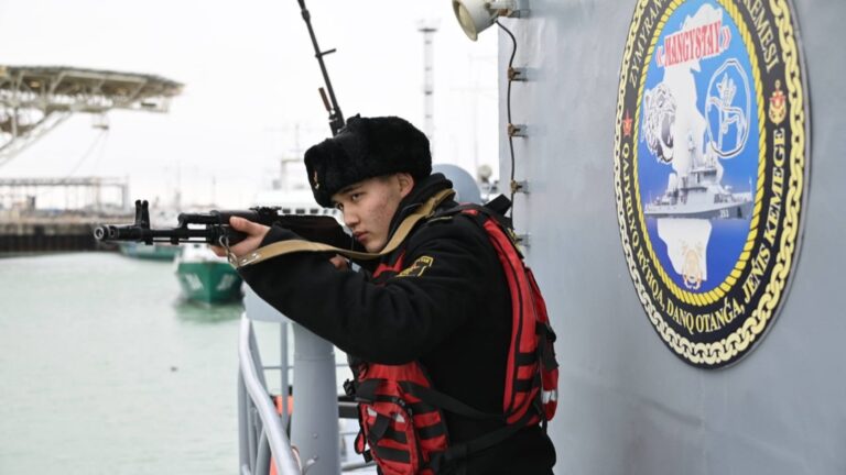 Ирандағы ахуал шиеленіскен тұста қазақ сарбаздары Каспийде жаттықты